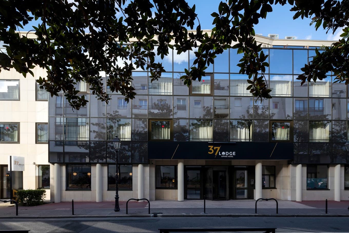 Façade 37 Lodge